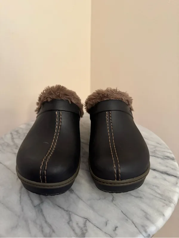Crocs Cobbler EVA Lined Clogs Women’s Size 6 Black Faux Fur Comfort Shoes - Image 3