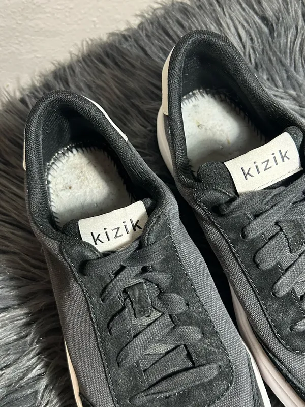 Kizik Prague Women’s Black Low-Top Casual Sneaker Size 9.5 - Image 2