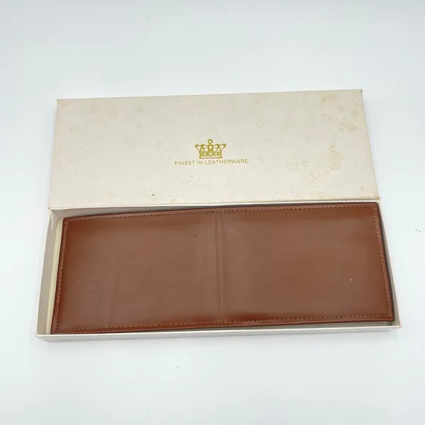 New in Box Men Leather Ware Bi fold Billfold Flip Finest in Leather - Image 2