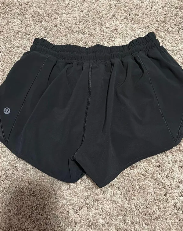 Low-Rise Lululemon 2.5" Shorts Hotty Hot - Image 2