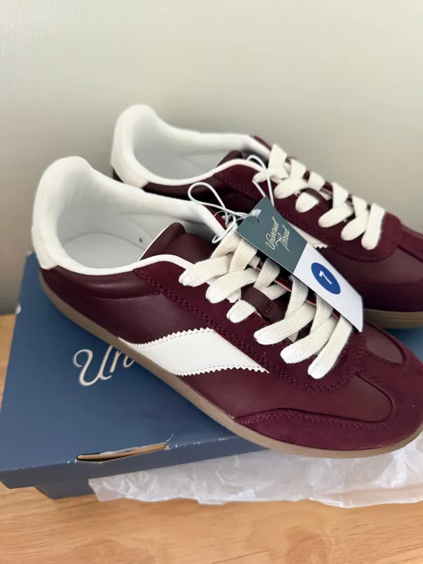 Universal Threads Burgundy Spencer Sneakers Size 7 - Image 4