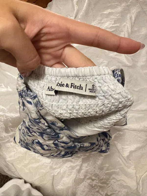 Abercrombie & Fitch Blue and White Floral Cropped Tank - Image 3