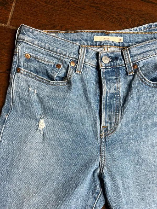 Levi’s Light Wash Denim Distressed High Rise Wedgie Jeans women’s Size 28 - Image 3