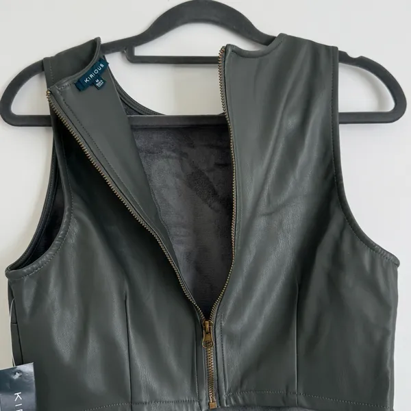 NWT Kurious Faux Leather‎ Boxy Zip Back Sleeveless Crop Top Gray Medium - Image 6