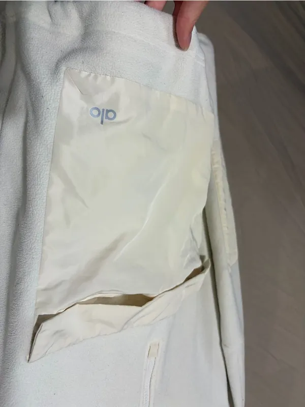 Alo Yoga off-white half-zip ski jacket - Image 3