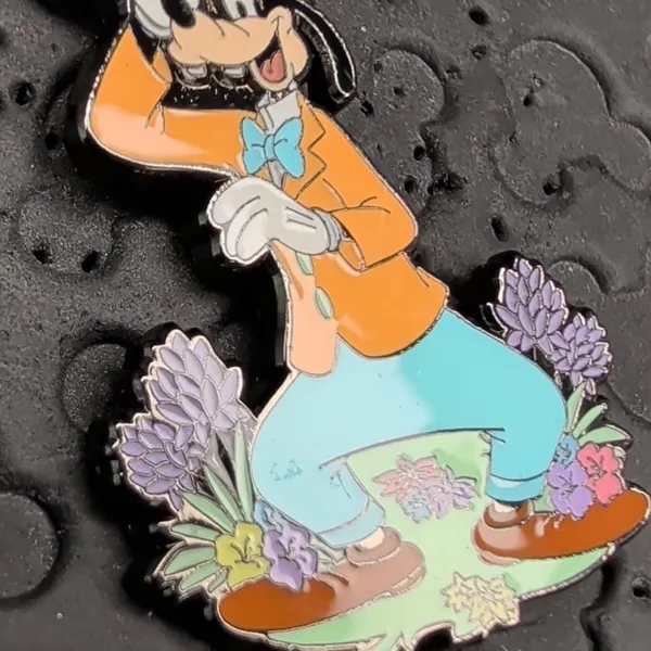 Disney loungefly hot topic Mickey Mouse & friends picnic blind bag goofy pin - Image 2