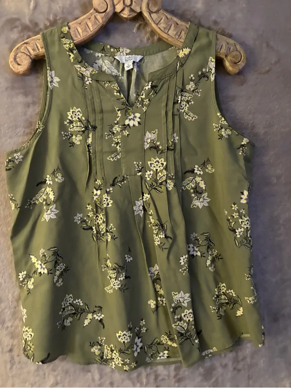 croft & barrow Olive Green V-Neck Floral Sleeveless Top Women’s Size M - Image 3