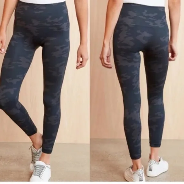 NWT Spanx Look at Me Now Leggings in Black‎ Camo Sz Small - Image 3