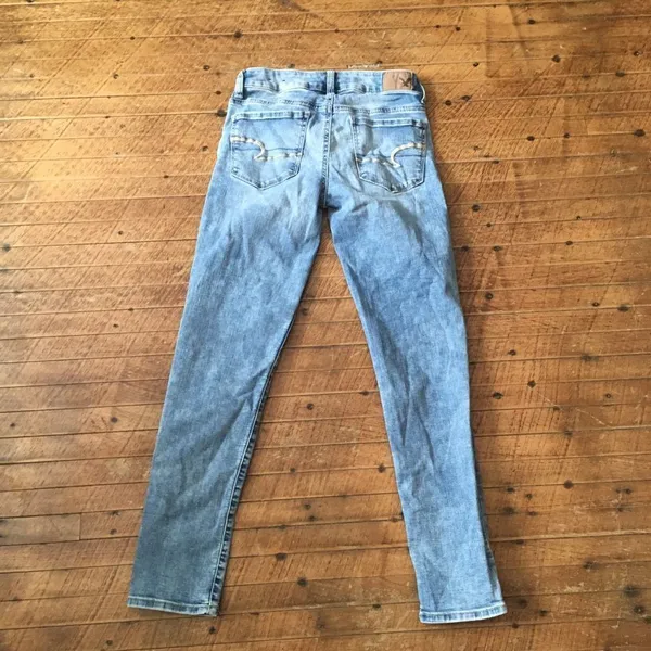 American Eagle 00 short light wash distressed skinny jeans - Image 3