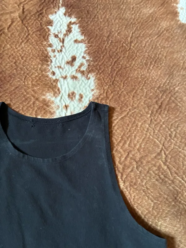 Black cropped tank Both tags have been ripped and cut out size small - Image 3