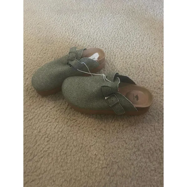 Size 7 buckle clogs comfy rocket dog Green - Image 2
