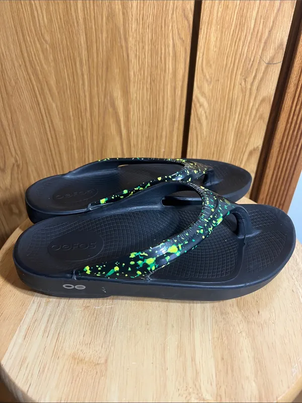 OOFOS Black Flip Flop Sandals with Neon Green Splatter - Image 4