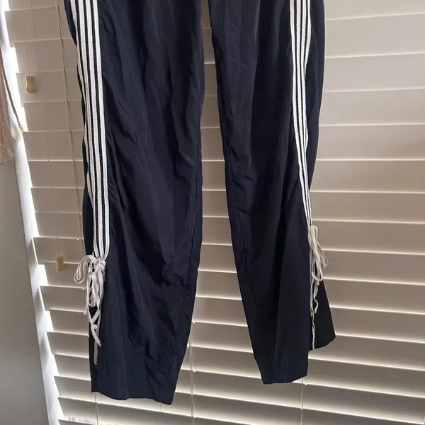 Edikted Women's Black and Navy Trousers - Image 3