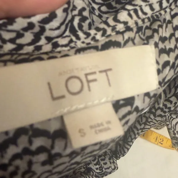 LOFT Black and White Patterned Blouse - Image 9
