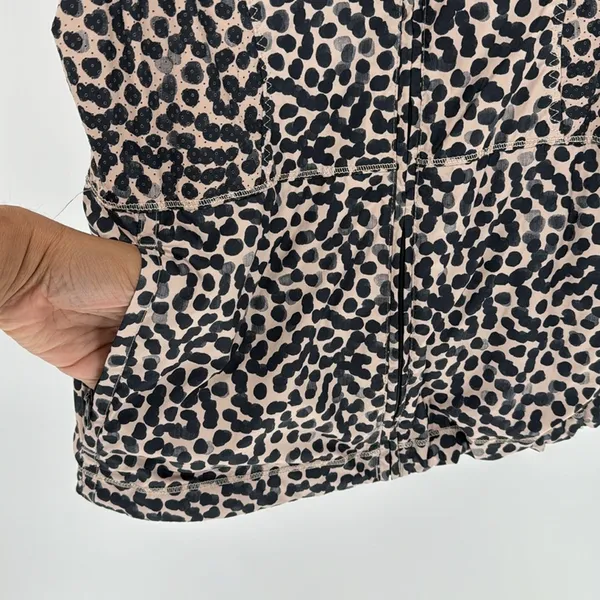 Lululemon Pack-It Vest Ace Spot Grain Black Full Zip active wear cheetah size 6 - Image 4