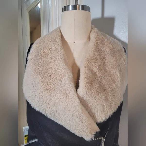 Women's black and cream vest with sheepskin lining. Zara brand. Size S. - Image 2