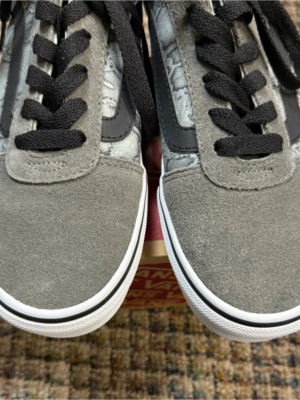 Vans Sneakers - women’s size 6.5 - Image 4