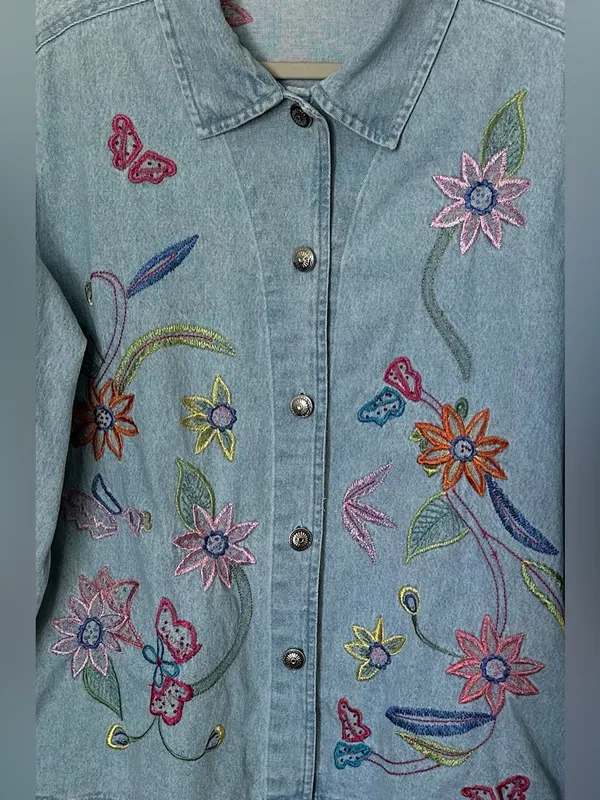 White Stag Light Wash Embroidered Floral Button Up Denim Jacket - Image 5