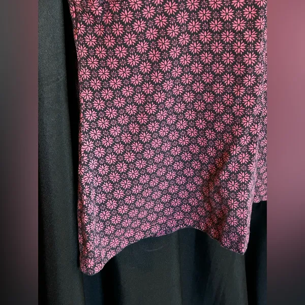 Croft & Barrow Women’s Sleeveless V-Neck Floral Print Top Pink & Black SM - Image 7