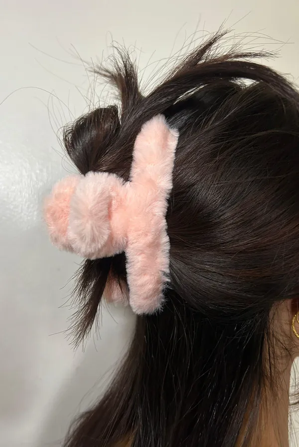 Peach Fluffy Claw Clip Pink - Image 3