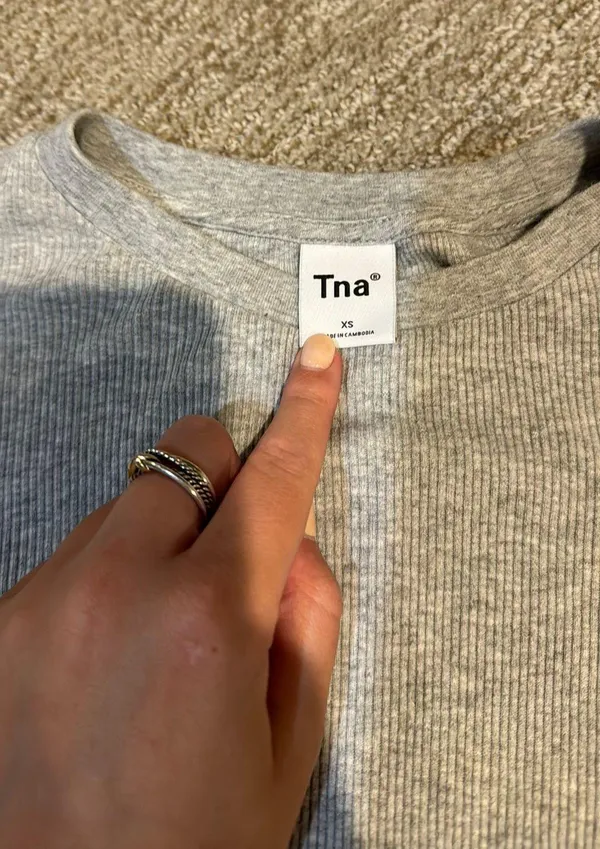 Aritzia Ribbed Grey Baby Tee - Image 2