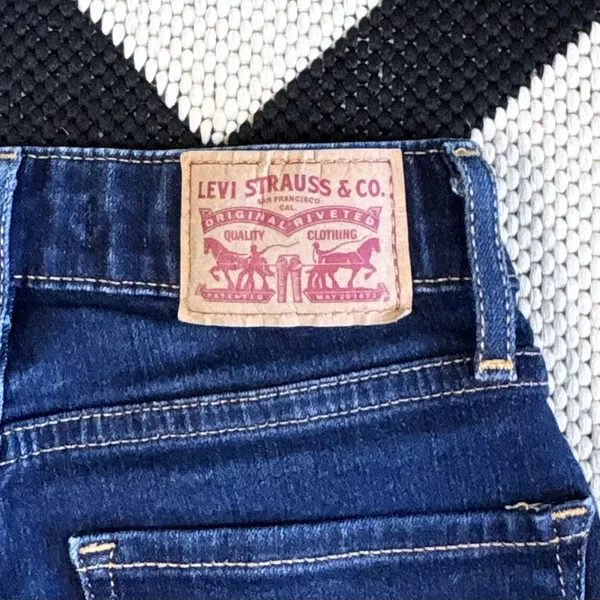 Levi’s 725 High Rise Bootcut Jeans in Cast Shadows - Dark Wash Size 23 - Image 15