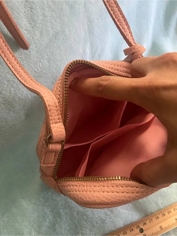 Pink Heart Patch Crossbody Camera Bag with 'Z' Accent - Image 3