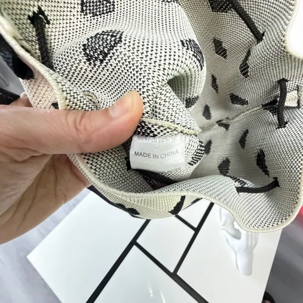 Knit Heart Pattern Drawstring Bucket Crossbody Bag 🖤✨ White - Image 15