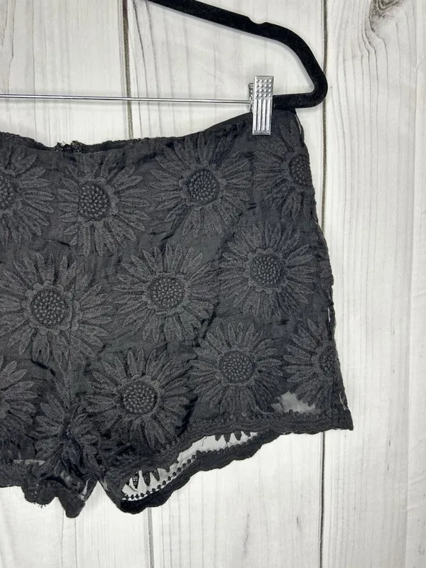 Umgee Floral Lace High Rise Scalloped Hem Shorts Black Sz M (32 x 3) - Image 3
