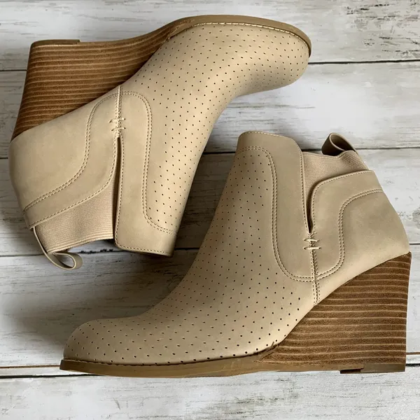 NWT DV by‎ Dolce Vita Gerdy Wedge Ankle Bootie in Beige - Image 5