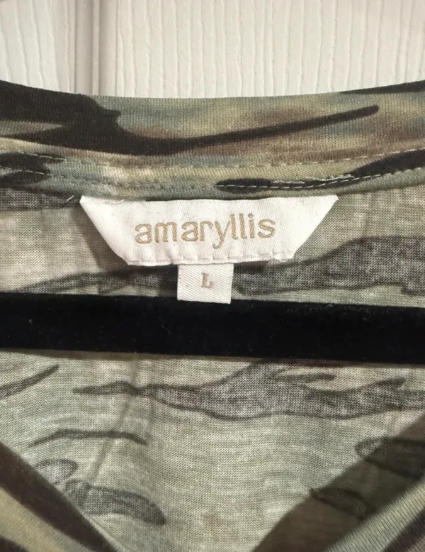 Amaryllis Camo V-Neck top L - Image 3