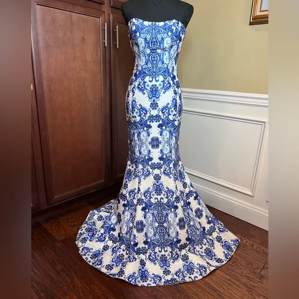 Terani Couture Glamour Strapless Blue&White Porcelain Print Mermaid Gown Formal - Image 4