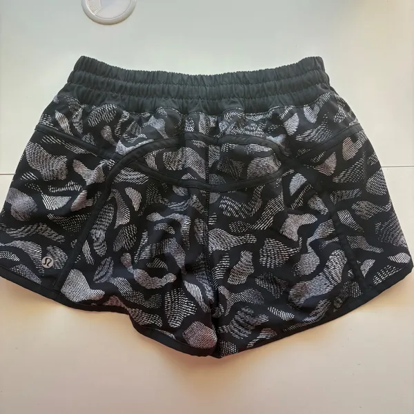 Lululemon‎ Tracker Short V Women Size 6 Black White Abstract Print Running - Image 3