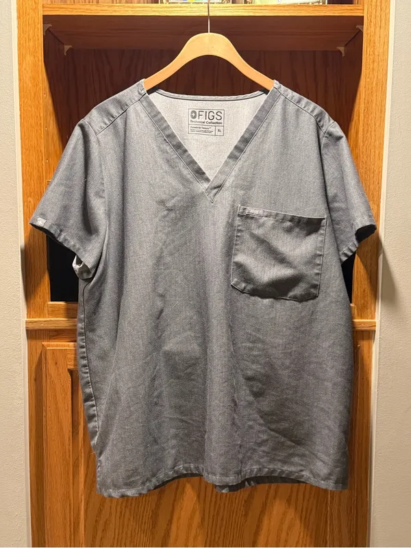 FIGS Catarina One-Pocket Scrub and Livingston Basic Scrub Pants set in Graphite - Image 4