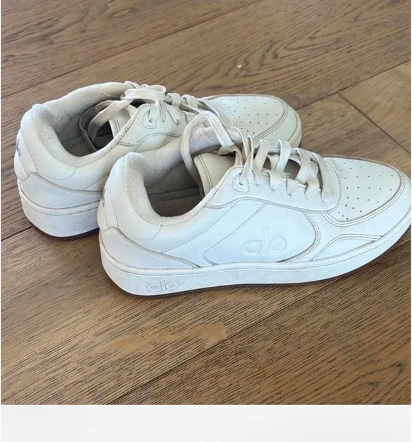alo yoga recovery white sneakers - Image 2