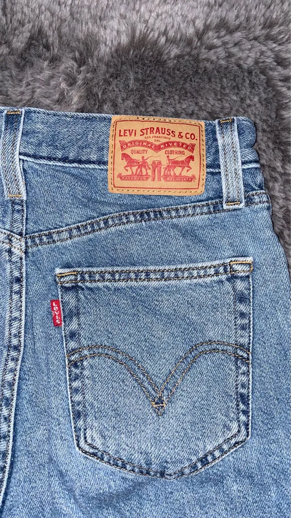 Levi’s High-Waisted Mom Jeans Light Wash - Image 2