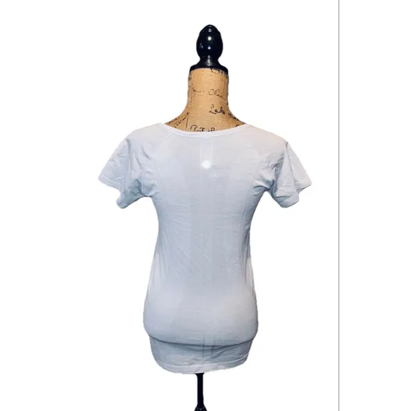 Lululemon Swiftly Tech Short Sleeve Top Womens 8 Purple Lightweight - Image 2