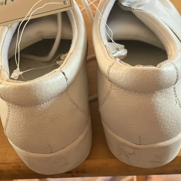 Classic White Leather ladies Shoes 8 brand new - Image 4