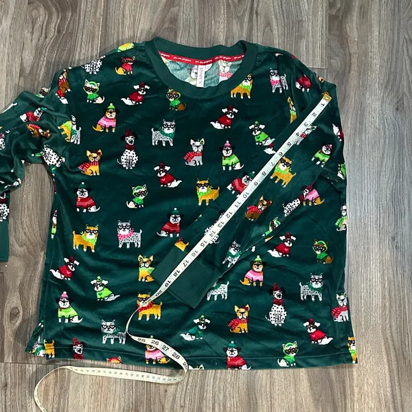 Festive Green Pajama Set for Women - Image 9