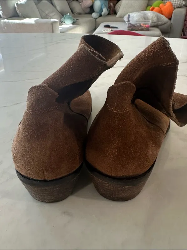Dolce Vita Size 8.5 Light Brown or Tan Suede Ankle Boot Minimalist Classic - Image 4
