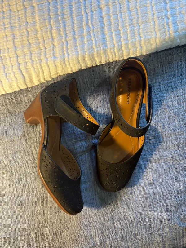 Easy Spirit Cindie Mary Jane pump 
Size 6 - Image 2