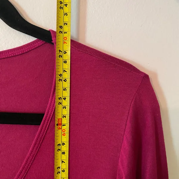 NWT Beyond Yoga Hot Pink Long Sleeve V-neck Loungewear Shirt Women's size Medium - Image 9