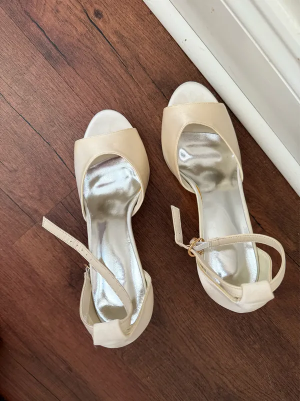 White satin platform heels Size 7.5 - Image 4