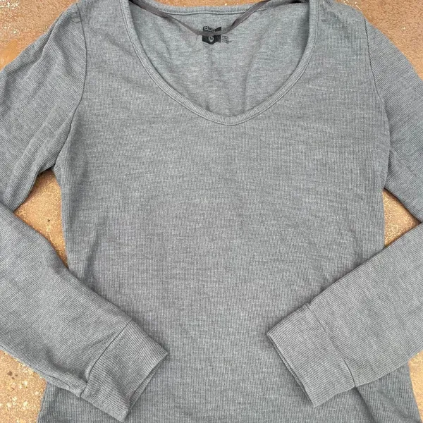 Brandy Melville BDG Grey long sleeve scoop neck top / fits like an xs - Image 3
