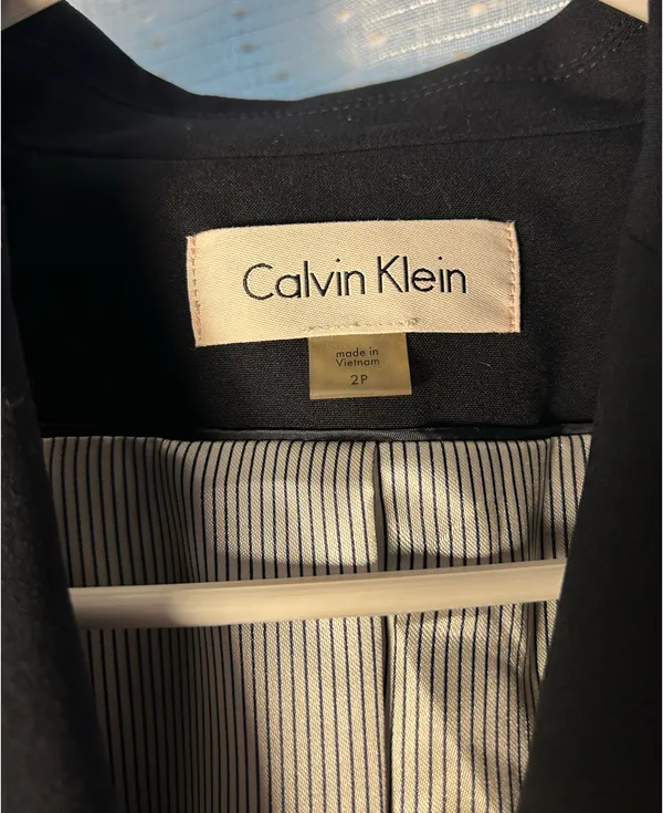 Calvin Klein Two Button Navy Blazer Size 2P - Image 3