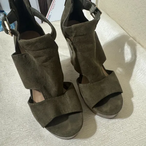 Parker And Sky Wedges‎ Womens Size 6 Olive Green Suede High Heels Peep toe - Image 2