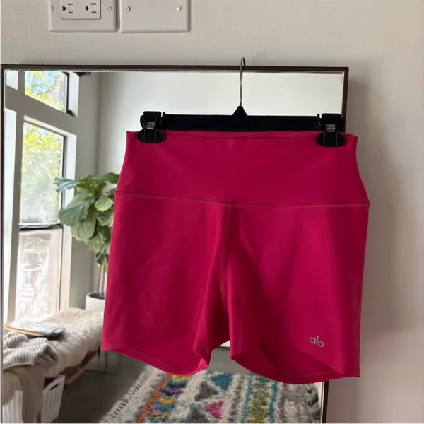 ALO Yoga High-Waist 3” Shorts in hot pink Large - Image 2