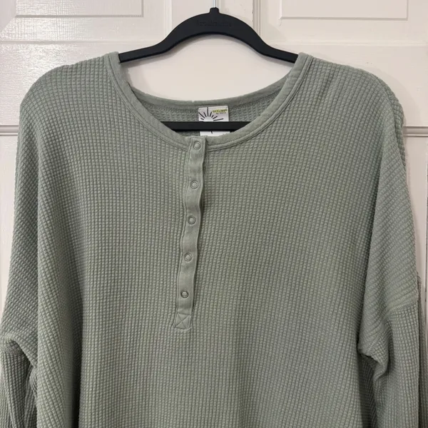 OFFLINE by Aerie Waffle Henley Top Large Sage‎ Green Cotton Thumbholes Oversized - Image 3