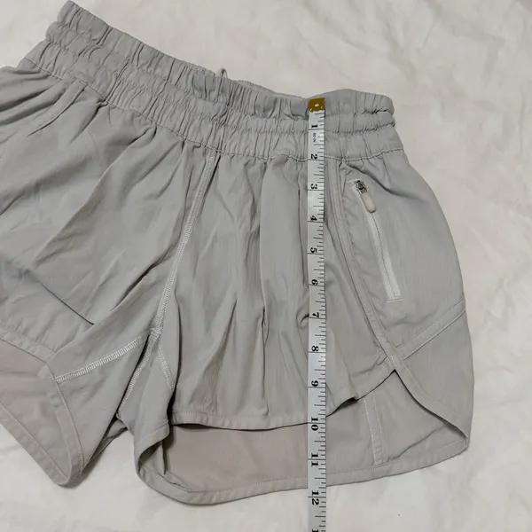 Lululemon Tracker Short V 4" Running Shorts Size 6 in Light Gray - Image 6