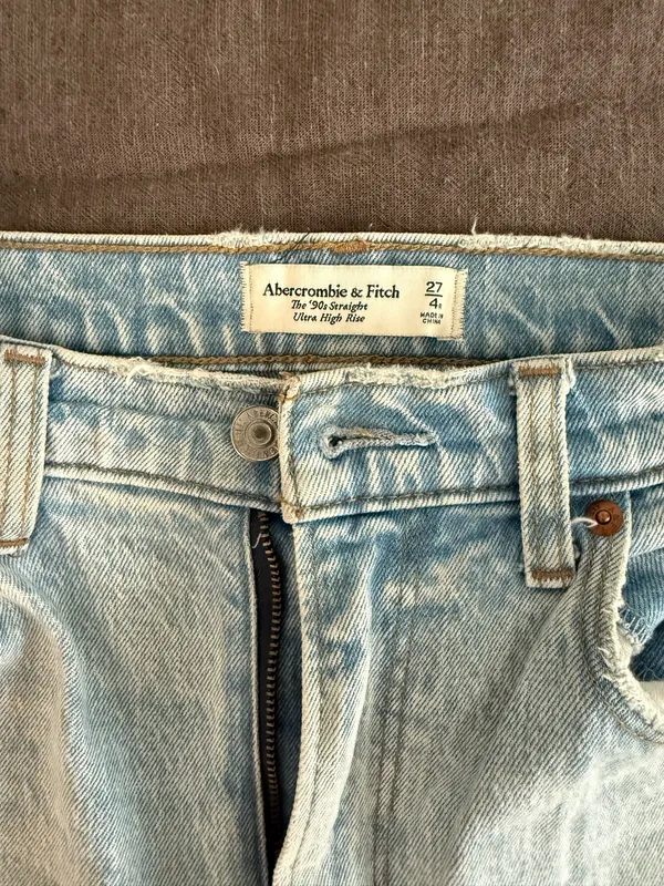 Abercrombie Light Wash 90s Ultra High-Rise Jeans - Image 2